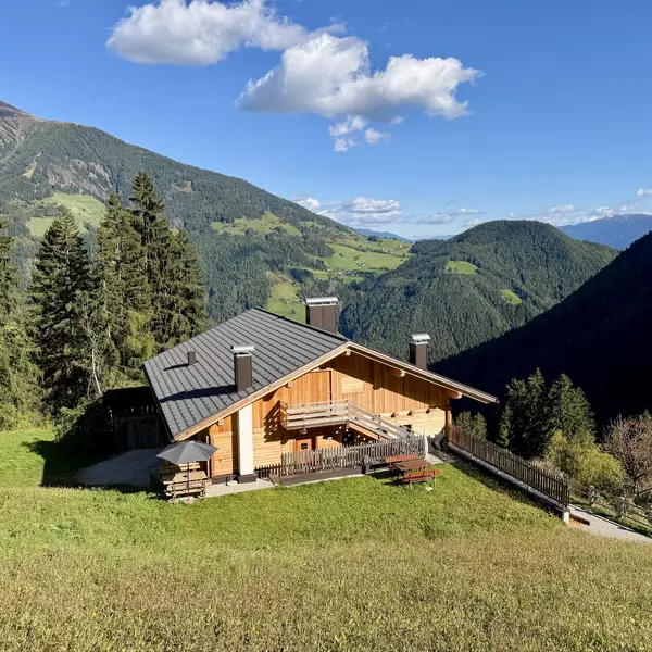 Panoramablick vom Kröllhof in Südtirol mit Ferienwohnung und Pustertaler Berglandschaft