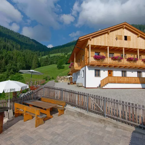 Gebäudeansicht Kröllhof Weitental